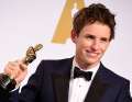 464197962-actor-eddie-redmayne-poses-in-the-press-room-gettyimages.jpg