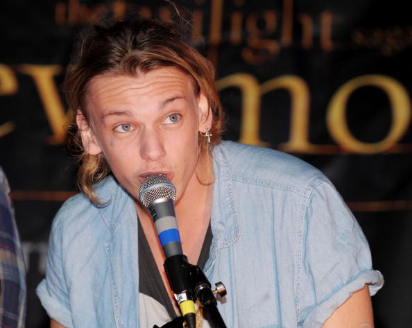 Jamie Campbell Bower to film more Grindelwald scenes for Deathly ...